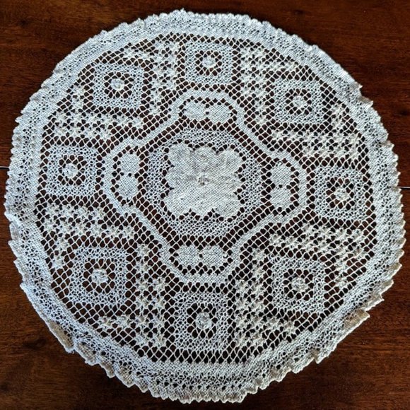 REDUCED Vintage Ecru-Coloured Doily – c 1940s/1950s - Picture 2 of 4